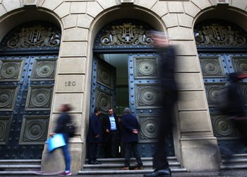 Deuda pública: CFA ve "alta probabilidad" de superar "nivel prudente" hacia el fin del Gobierno