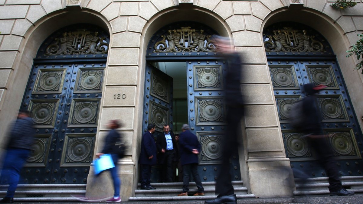 Deuda pública: CFA ve "alta probabilidad" de superar "nivel prudente" hacia el fin del Gobierno