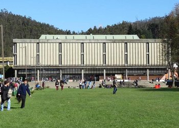 Con una obra lumínica y actividades orientadas en el mes del libro, Udec se prepara para celebrar los 100 años de sus bibliotecas