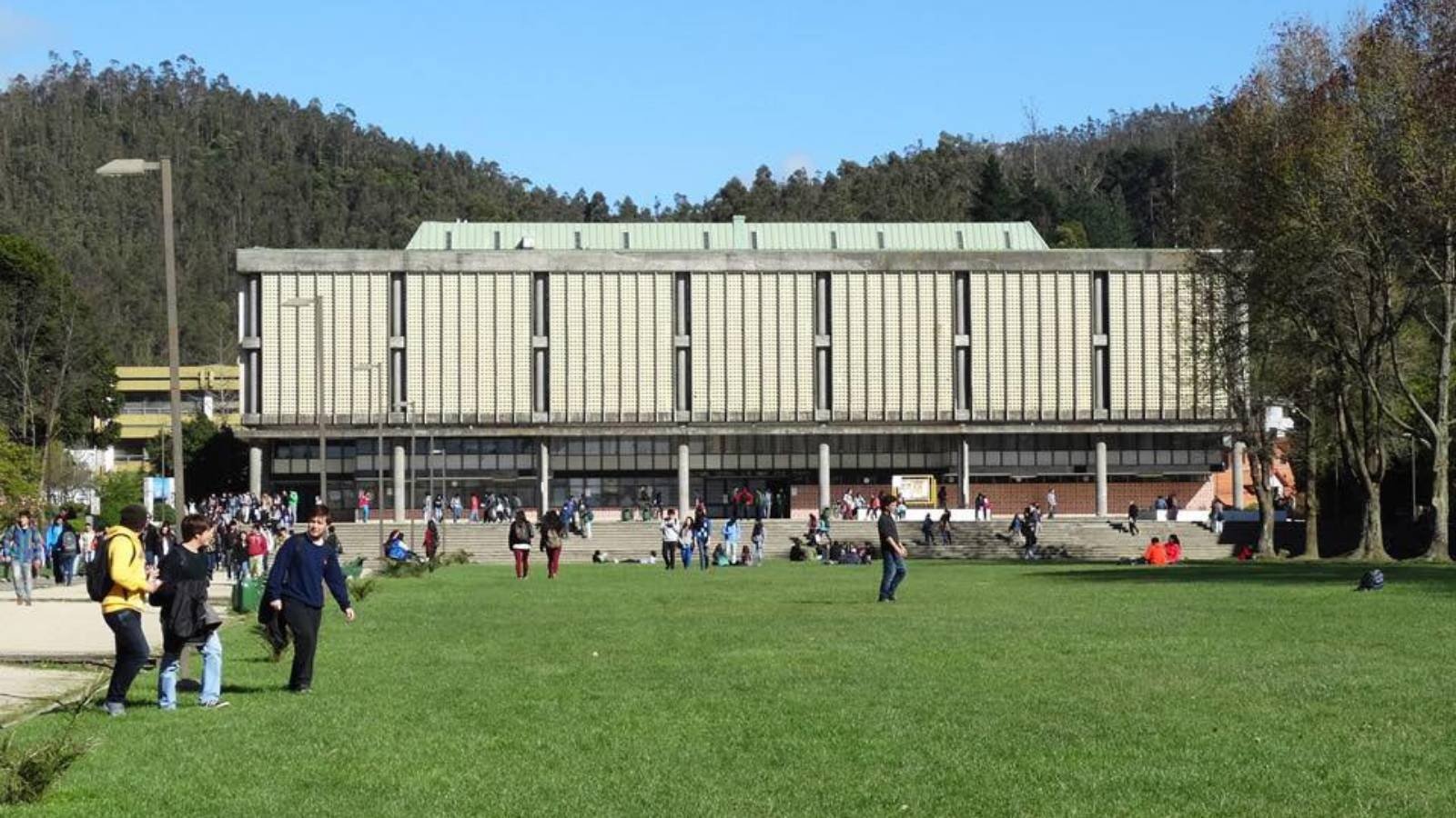 Con una obra lumínica y actividades orientadas en el mes del libro, Udec se prepara para celebrar los 100 años de sus bibliotecas