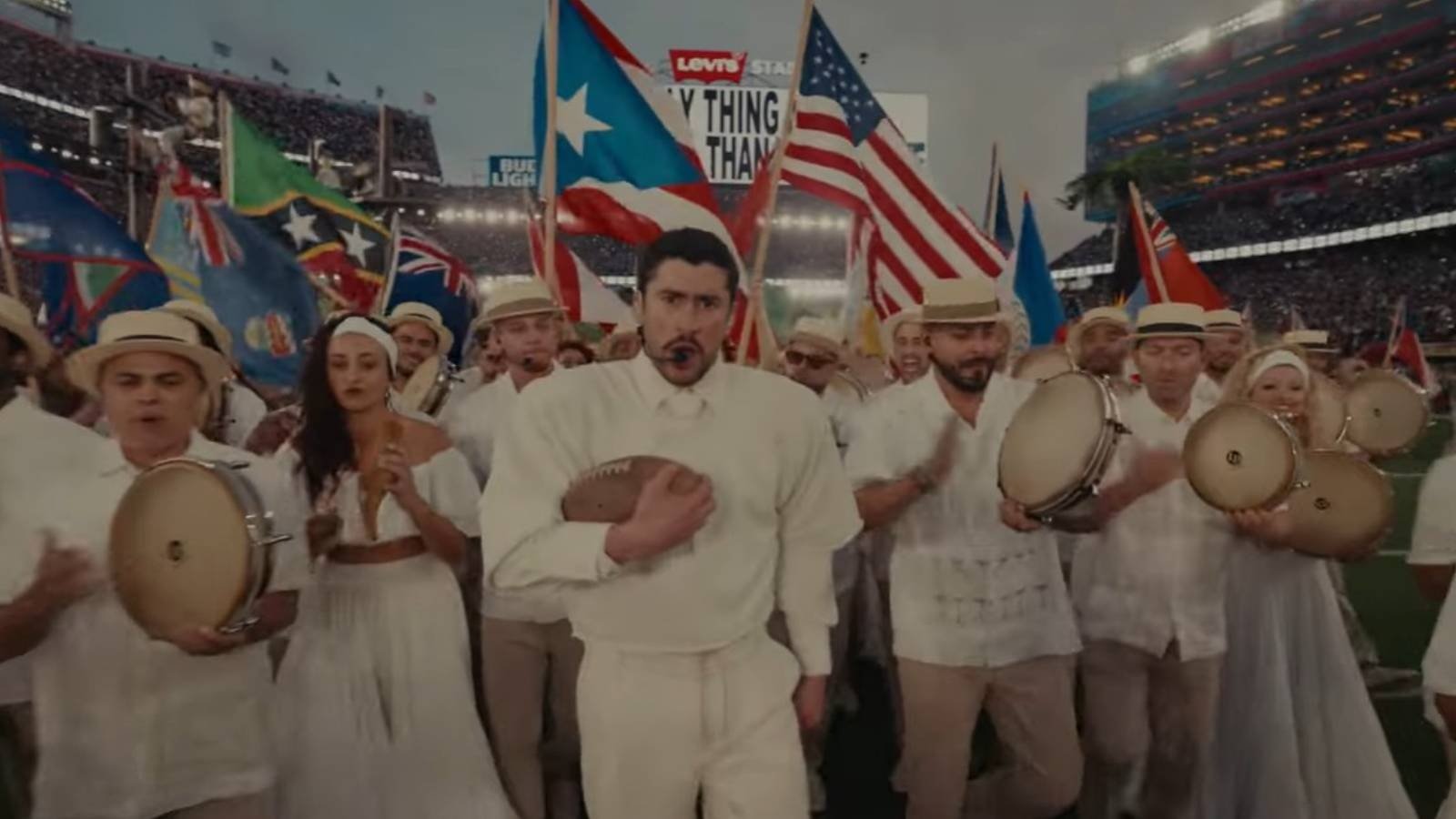 “Latinos ocupando el escenario más grande del planeta”: Las reacciones de políticos chilenos al show de medio tiempo de Bad Bunny