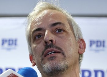 Dolorida renuncia de Thayer al FA: acusa que lo dejaron solo ante acusaciones de la derecha