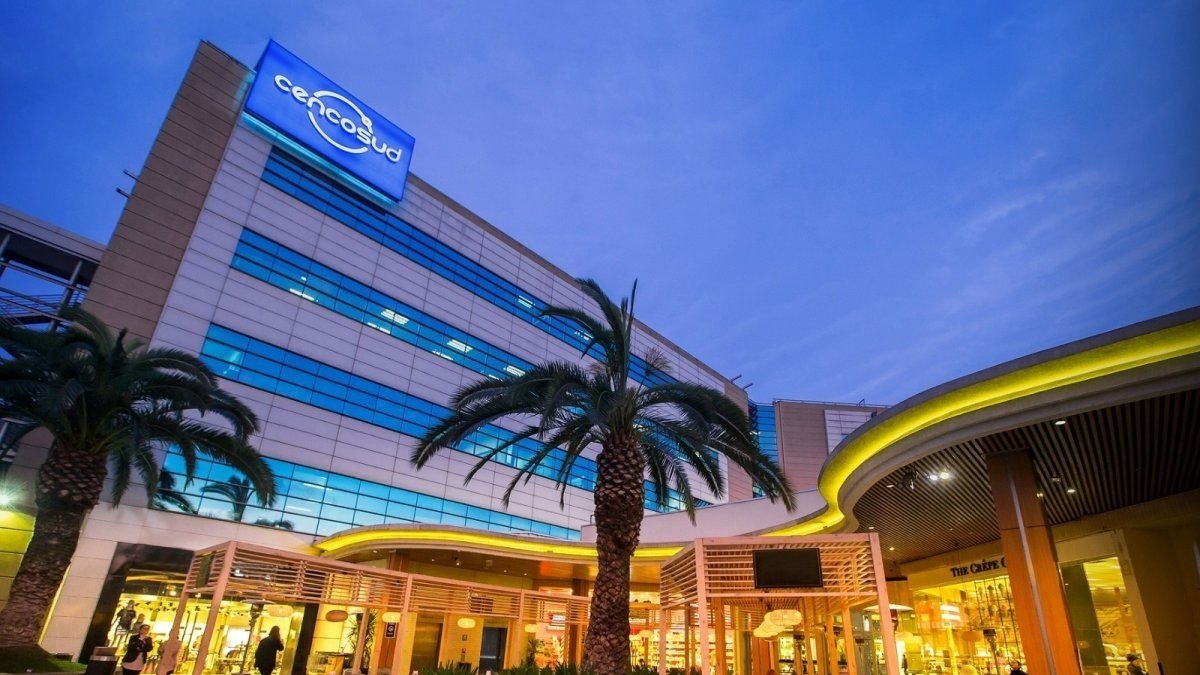 Periodista reportando noticias