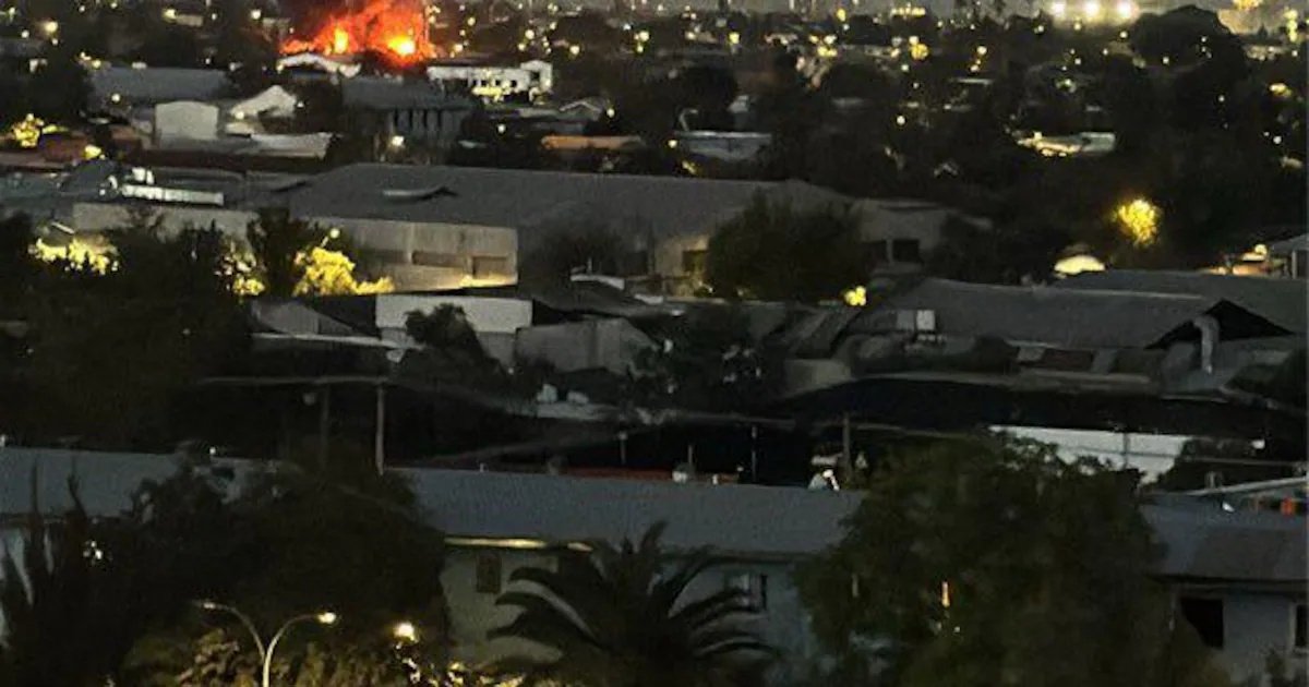 Incendio en fábrica textil de Independencia moviliza a Bomberos