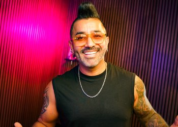 De las fiestas universitarias a Lollapalooza Chile 2026: el camino de Tomo Como Rey, con psicólogo incluido, para alcanzar su mejor versión