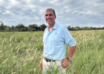 Nació en Portugal, se instaló en Salta, hace agricultura y ganadería y hoy dirige un ambicioso proyecto de bonos de carbono