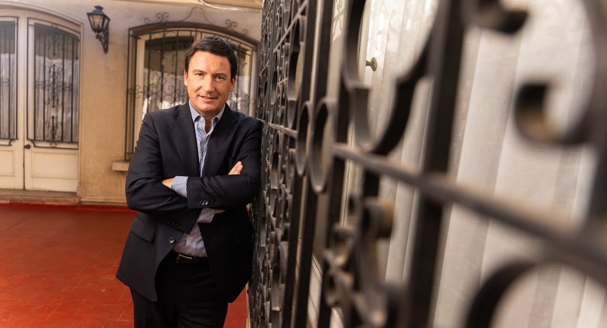 Periodista reportando noticias