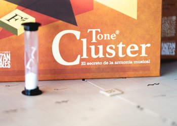 Tone Cluster, el juego de mesa creado por una académica chilena para aprender el lenguaje oculto de la música