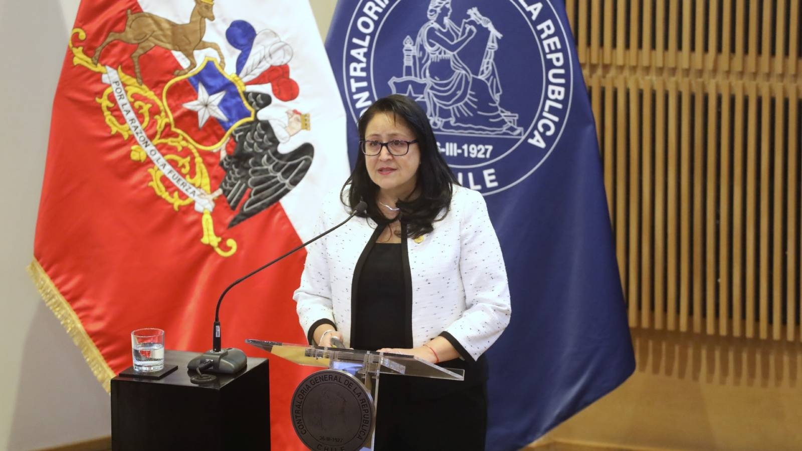 Periodista reportando noticias