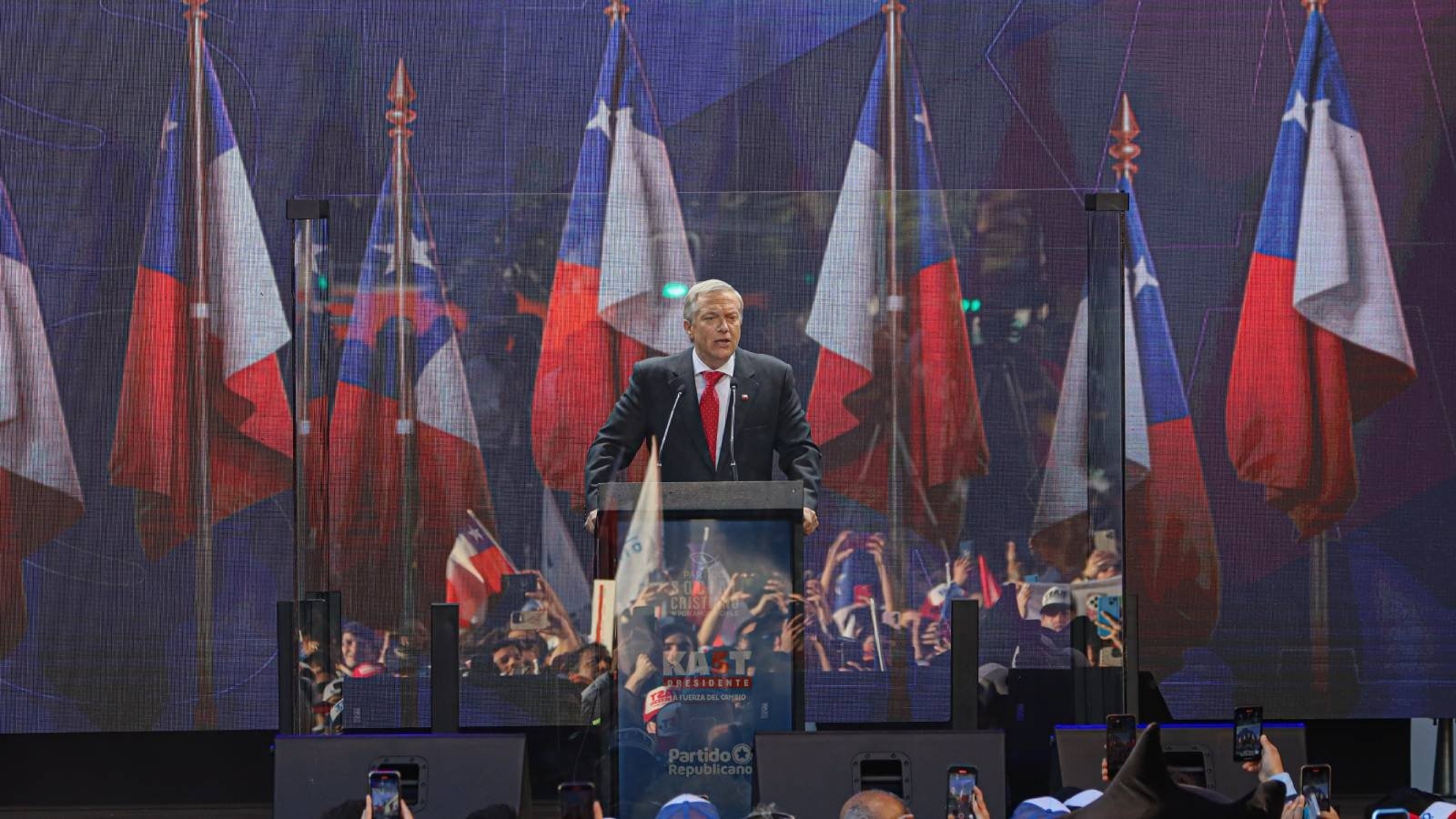 Kast reaparece con vidrio blindado durante último acto en Concepción: “No le tengo miedo a nadie”