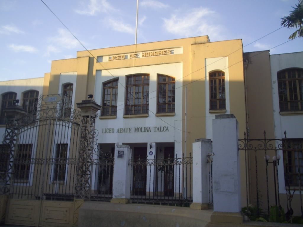 Liceo Abate Molina de Talca cumple cinco días en paro en medio de crisis por baja matrícula y la posible desvinculación de profesores