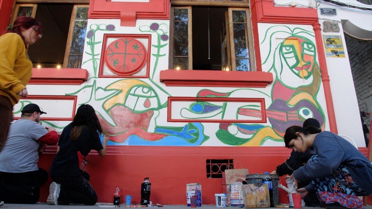 "Mono" González: "El muralismo chileno es el único que parte del pueblo"