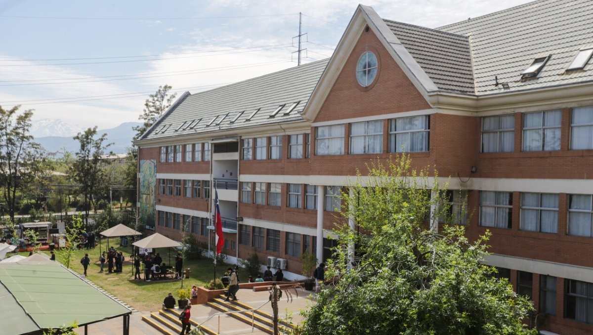 Periodista reportando noticias