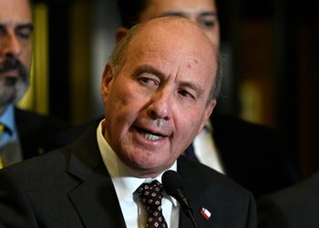 “Un Estado en la quiebra” y “jamás ocuparía una palabra como esa”: La contradicción entre la Secom y el ministro de Hacienda por alza de las bencinas