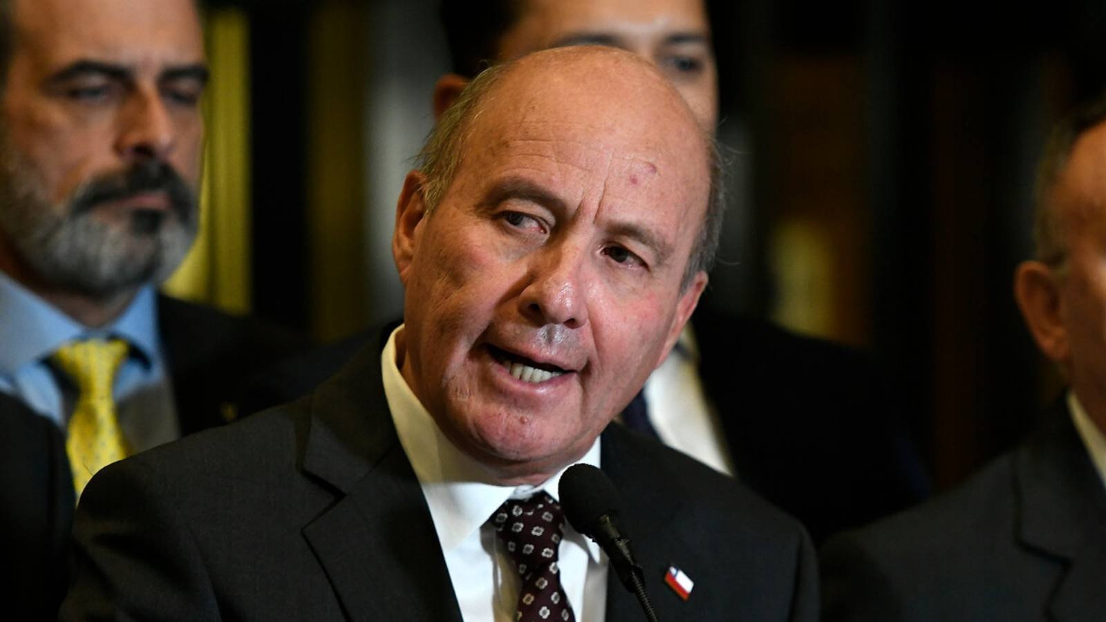 “Un Estado en la quiebra” y “jamás ocuparía una palabra como esa”: La contradicción entre la Secom y el ministro de Hacienda por alza de las bencinas