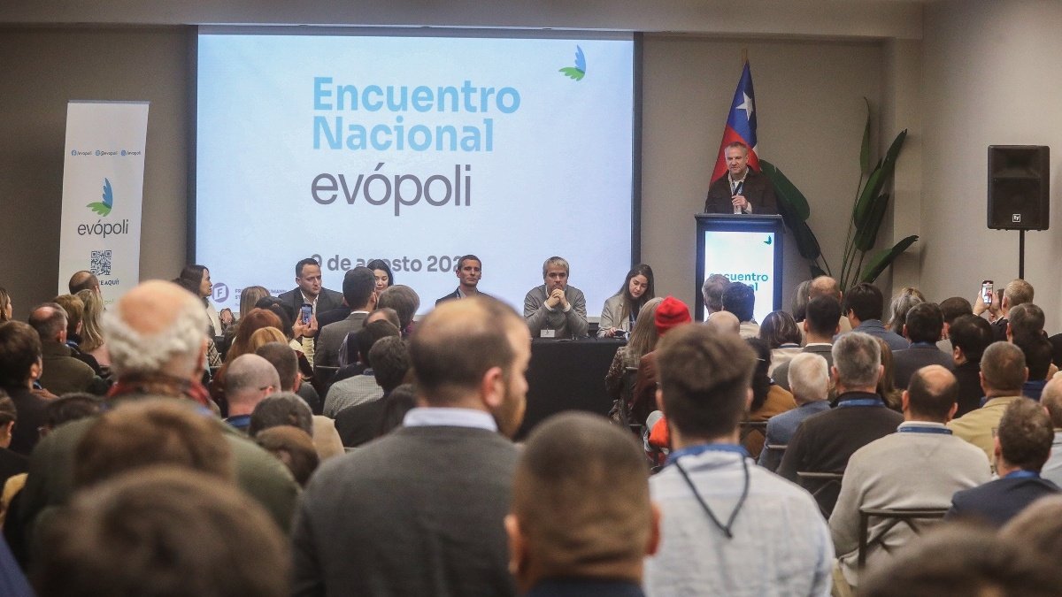 Periodista reportando noticias