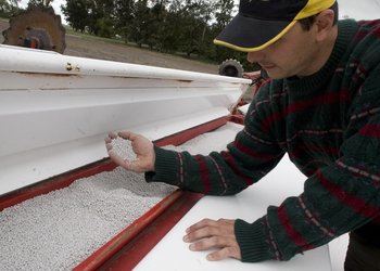 Guerra en Medio Oriente: un insumo clave para el campo dio un salto de 100 dólares por tonelada