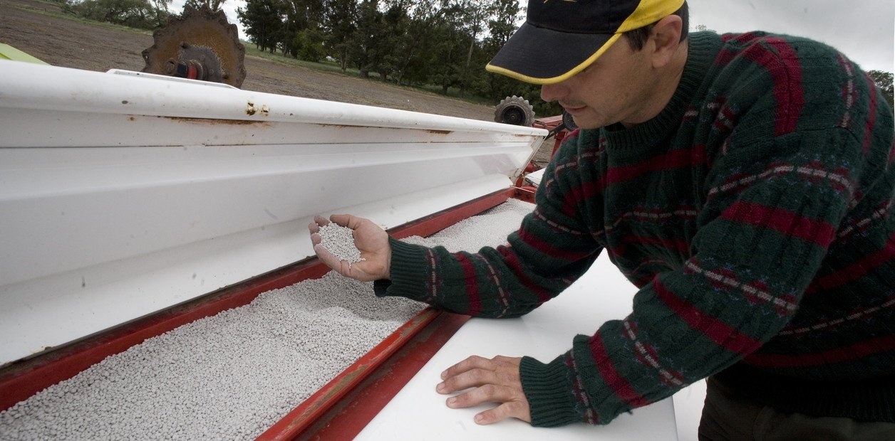 Guerra en Medio Oriente: un insumo clave para el campo dio un salto de 100 dólares por tonelada