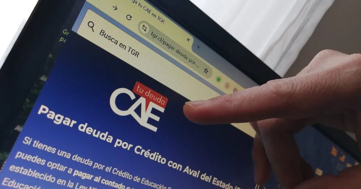 Desde cuentas en dólares hasta personas con sueldos bajo $2 millones: zoom a los embargos de Tesorería por deudas del CAE