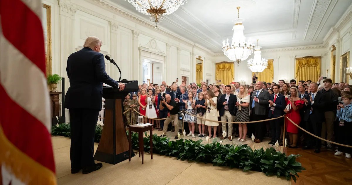 Trump dice que Estados Unidos podría iniciar conversaciones con Maduro