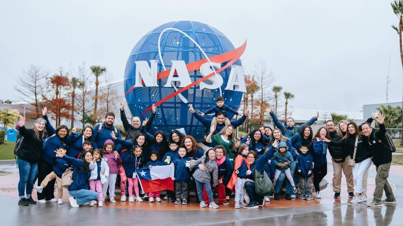 Periodista reportando noticias