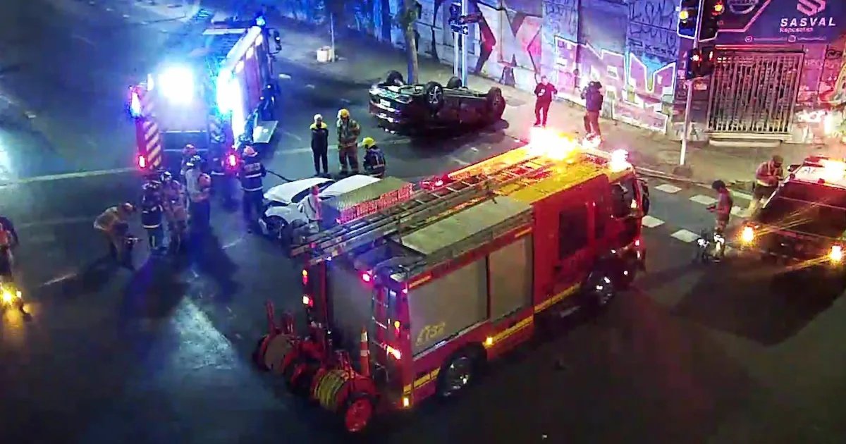 Vehículo termina volcado en pleno centro de Santiago tras una colisión