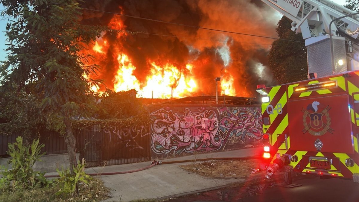 Gran incendio destruye inmueble en Independencia