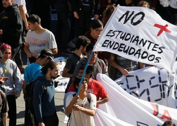 Radiografía a los deudores del CAE: La Pintana, Curacaví y Lo Espejo lideran el ranking de las comunas con mayor proporción de egresados morosos