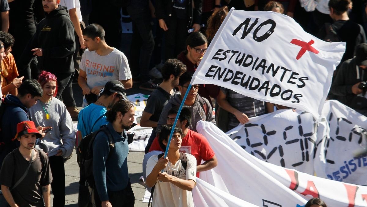 Radiografía a los deudores del CAE: La Pintana, Curacaví y Lo Espejo lideran el ranking de las comunas con mayor proporción de egresados morosos