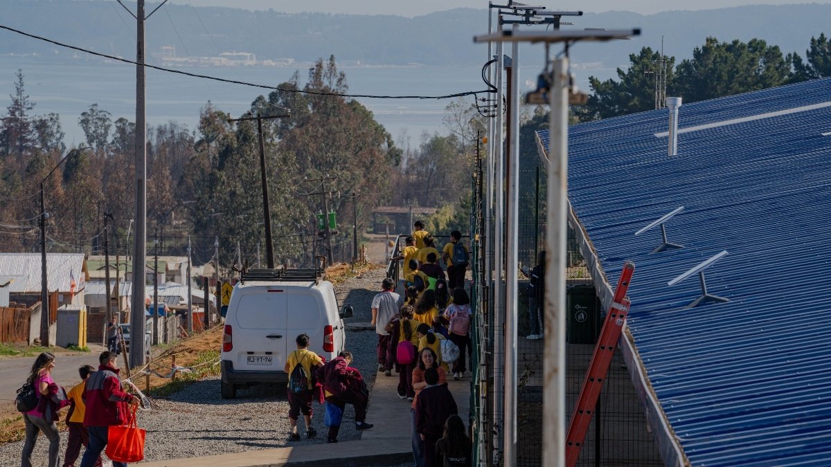 Comunidades educativas afectadas por los incendios en el Biobío reciben donación de computadores e internet gratuito con conectividad satelital