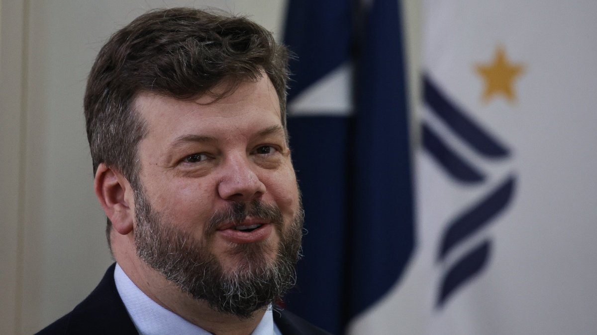 Periodista reportando noticias