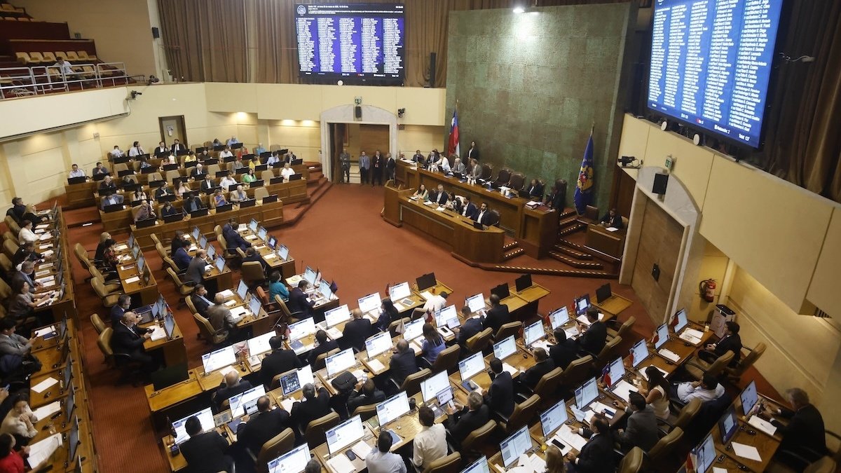 Periodista reportando noticias