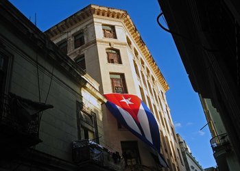 Carlos Peña defiende la ayuda a Cuba: “No es una medida de política internacional, sino una excepción moral a las reglas de la política o de la guerra”