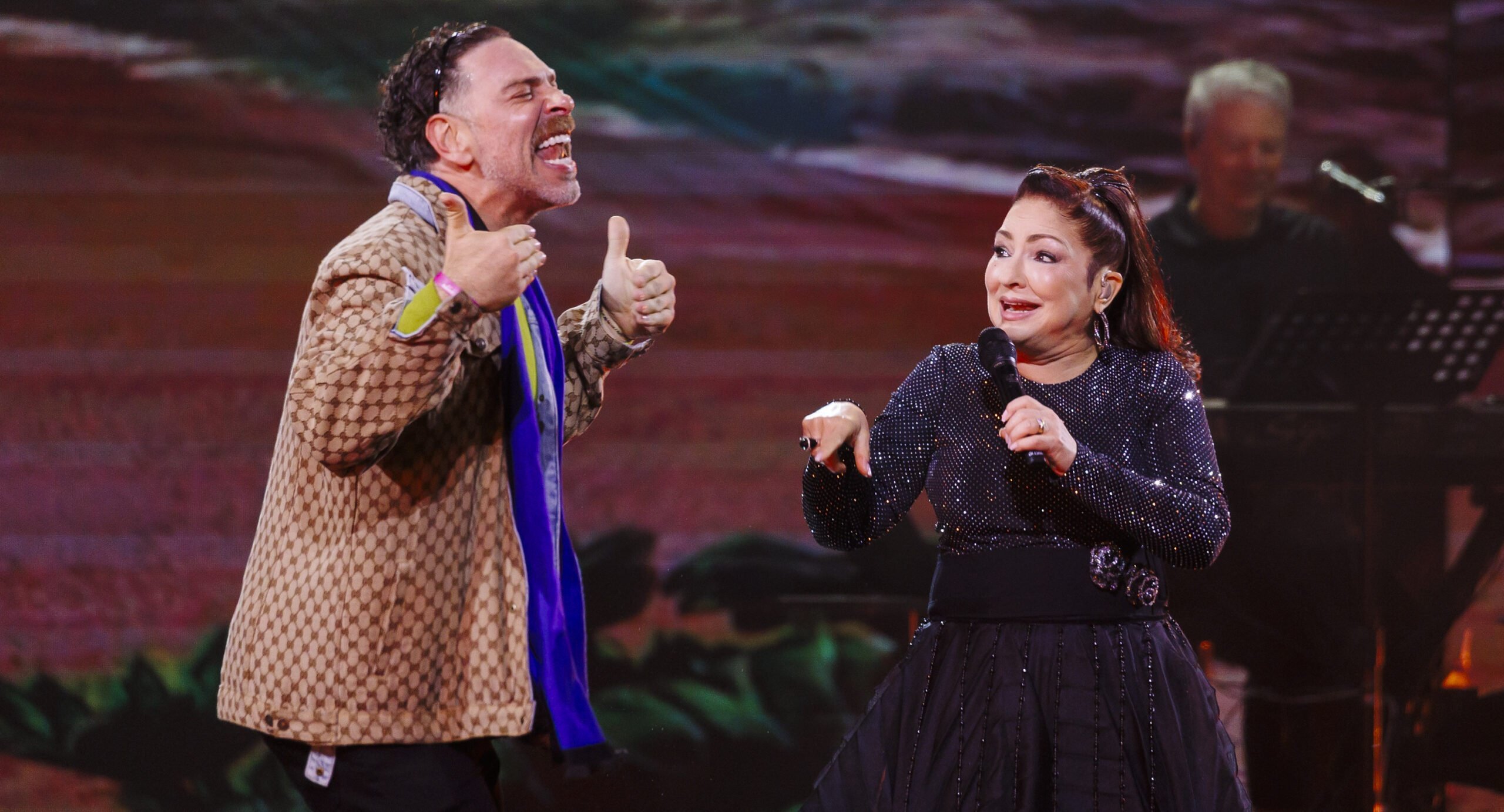 La agitada aparición de Neme, una ráfaga de éxitos y la nostalgia que selló su complicidad con Chile: las claves del show de Gloria Estefan en Viña