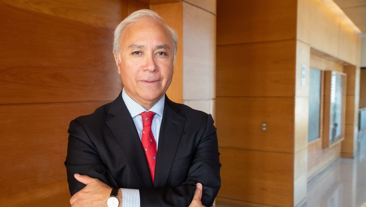 Periodista reportando noticias