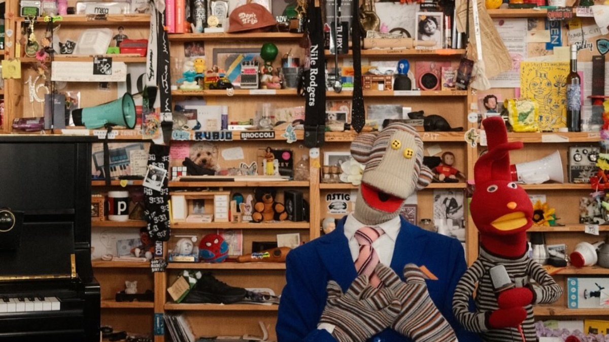 Periodista reportando noticias