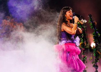 La fiesta latina de Bomba Estéreo cerró la segunda noche de Viña 2026 en una Quinta Vergara semi vacía pero con sus grandes éxitos