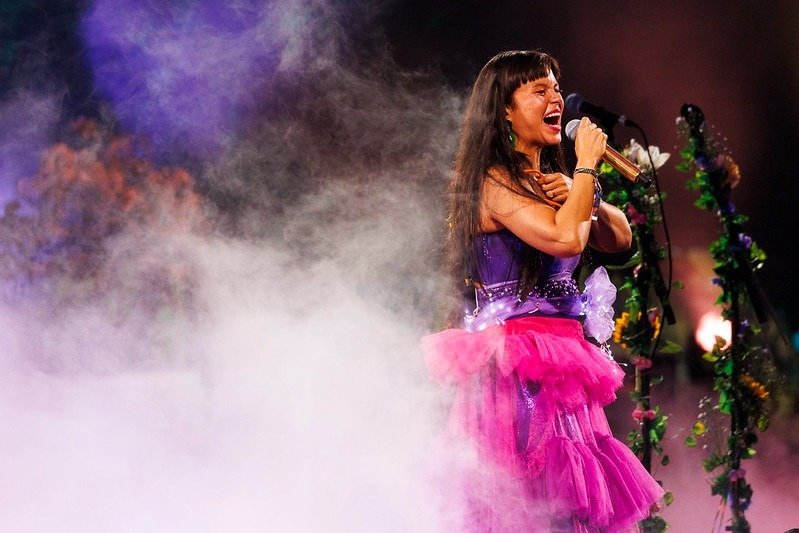 La fiesta latina de Bomba Estéreo cerró la segunda noche de Viña 2026 en una Quinta Vergara semi vacía pero con sus grandes éxitos