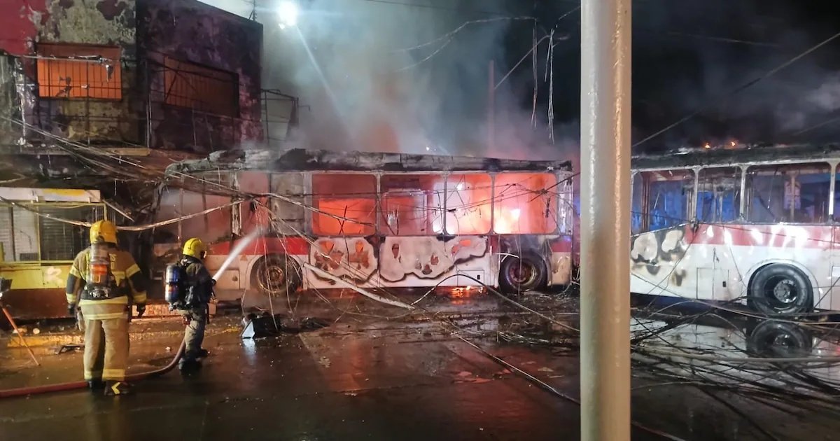 Choque de bus del transporte público provoca grave incendio en el centro de Santiago