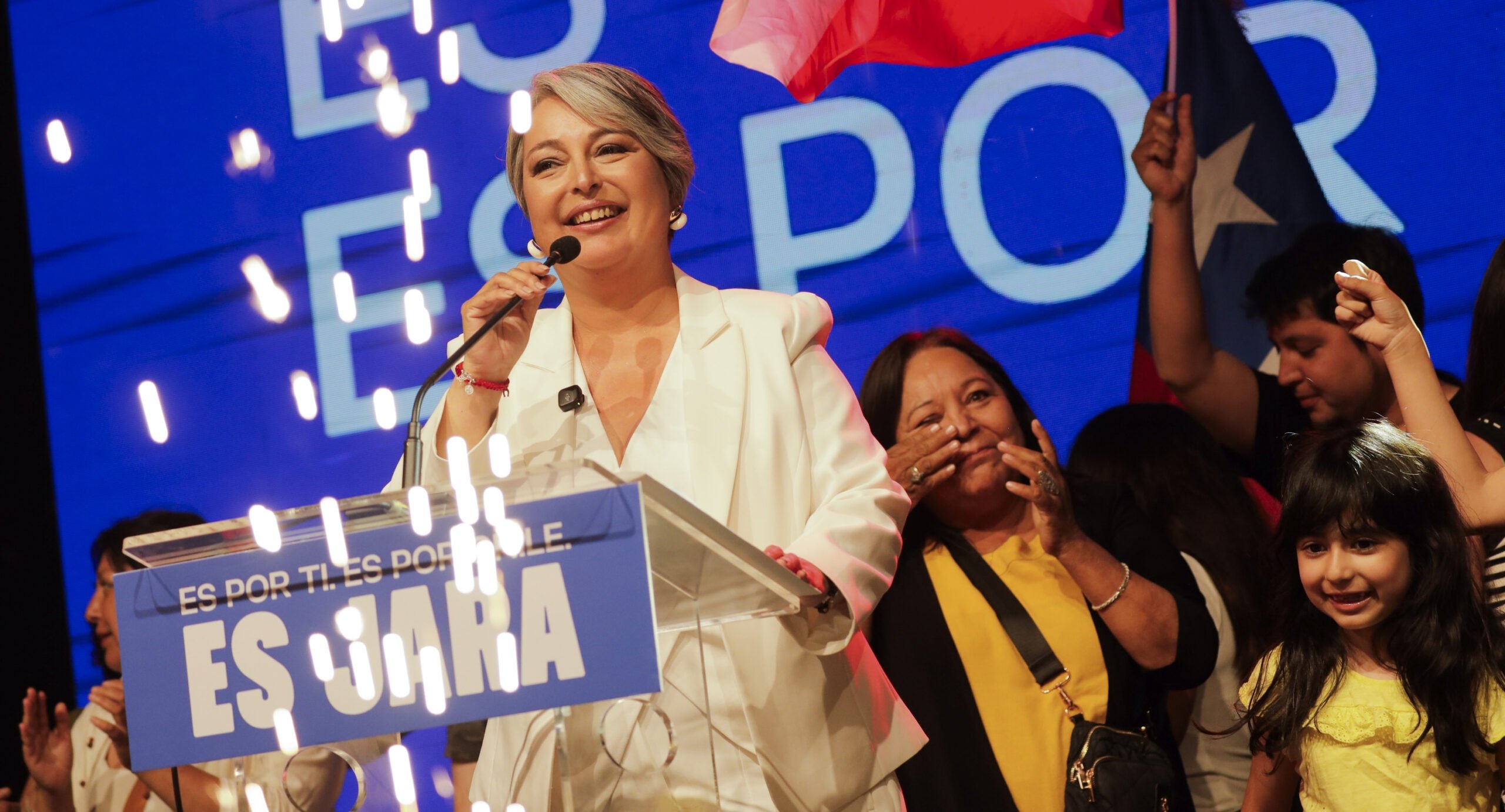 La íntima espera de la candidata junto a su familia, el gesto a Matthei y una reunión posterior: lo que no se vio del agridulce triunfo de Jeannette Jara