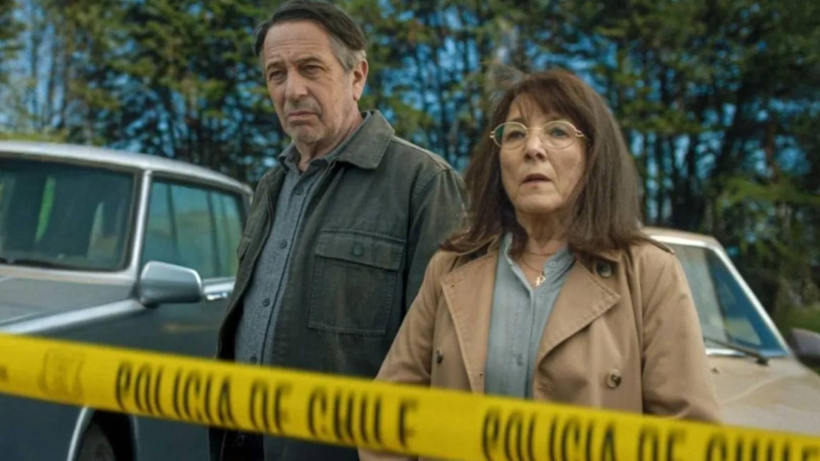 Periodista reportando noticias