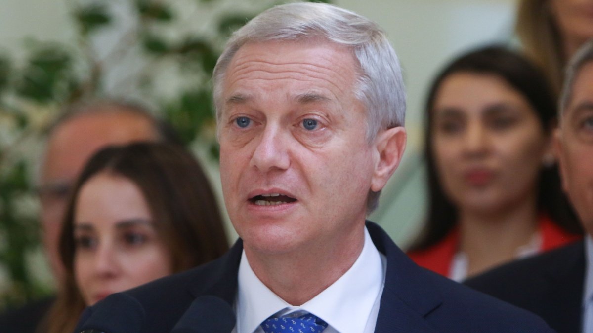 Periodista reportando noticias