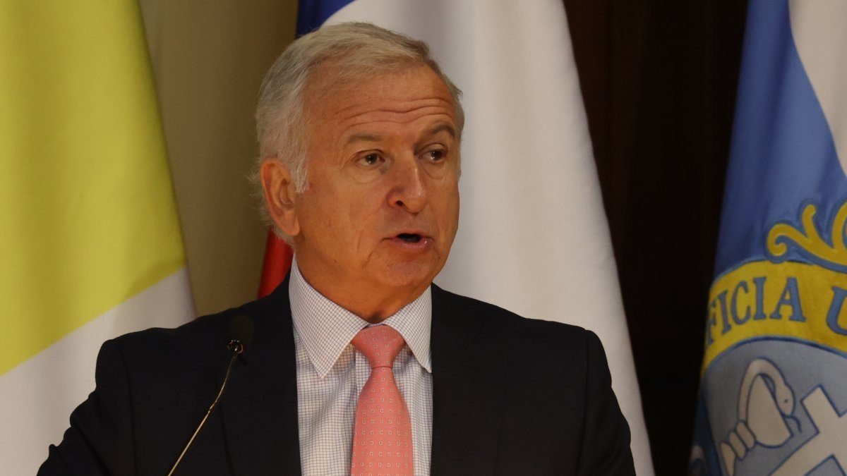 Felipe Larraín: La economía chilena partió el año con el "pie izquierdo"