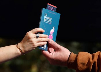 Regalan más de 3.000 libros de Gabriela Mistral en el centro de Santiago