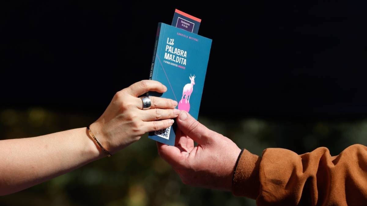 Periodista reportando noticias