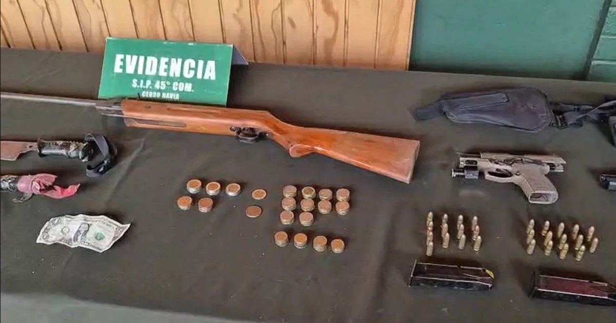 Tres personas son detenidas en procedimiento policial de Cerro Navia: se incautó drogas, armas y cargadores