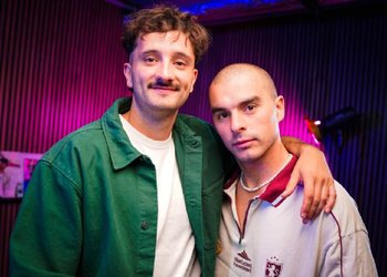 Amigo de Artistas: Del éxito viral con “Puñaladas”, la difícil decisión de renunciar a sus trabajos y la búsqueda por consolidarse en grandes escenarios