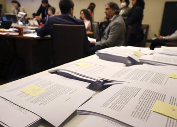 Sin discusión y entre recriminaciones: Comisión de Hacienda aprobó el "corazón" de la megarreforma