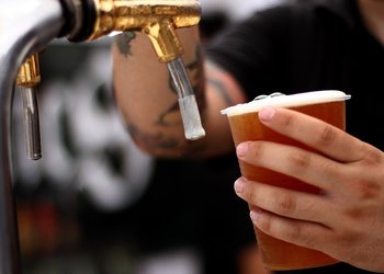 Juan Tagle abre un debate: “Espero que algún día se permita una venta responsable de cerveza en los estadios de Chile”