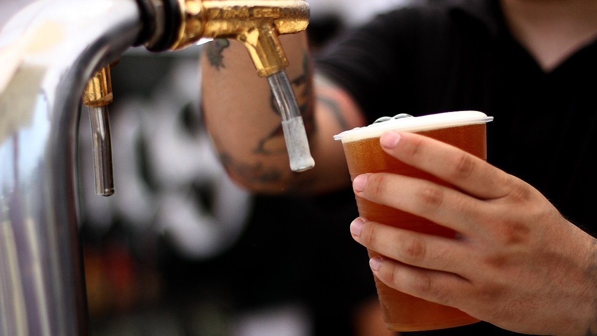 Periodista reportando noticias